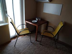カロリノ・ブハスにあるGuest House Dachaの黄色い椅子2脚とテーブル1台