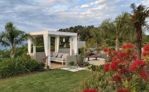 un gazebo nel mezzo di un giardino di The Bay Lodge a Pohara