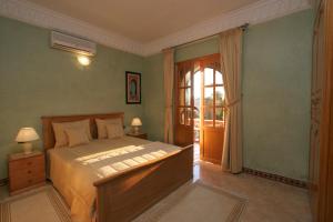 Un pat sau paturi într-o cameră la Villa Zahra Palmeraie