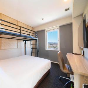 - une chambre avec un lit et un bureau dans l'établissement Super Hotel Nagaizumi Numazu Inter, à Nagaizumi