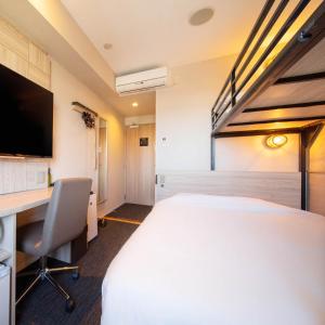 Habitación de hotel con cama grande y escritorio. en Super Hotel Nagaizumi Numazu Inter en Nagaizumi