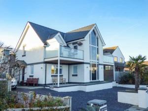 a large white house with a lot of windows at Glan Y Mor in Amlwch