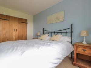 Postel nebo postele na pokoji v ubytování Blaen Henllan
