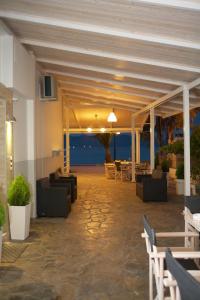 - un hall d'un hôtel avec vue sur l'océan dans l'établissement Ammos Beach, à Glífa