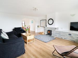 ein Wohnzimmer mit Couch und Kamin in der Unterkunft Seal Cottage in Woolacombe