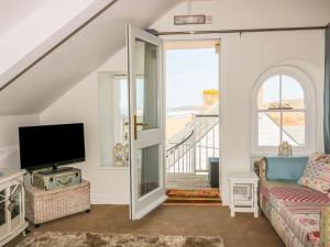 un soggiorno con divano e TV di Spiral View a Perranporth