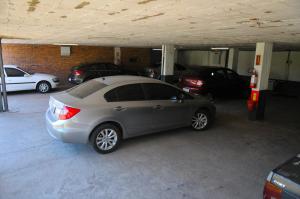 un garaje con coches aparcados en él en Hotel Los Cedros, en Salto