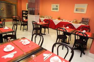 Reštaurácia alebo iné gastronomické zariadenie v ubytovaní Chaikana