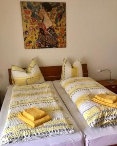 Giường trong phòng chung tại Ferienwohnung mit Garten und Pool in Ascona