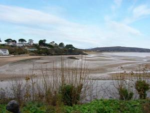 uma vista para uma praia com um grande corpo de água em Glan Y Don Bach em Abersoch