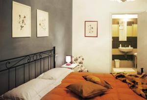 a bedroom with a bed and a bathroom with a sink at B&B Il Lauro in Loreto Aprutino