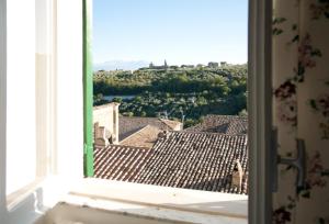 ein offenes Fenster mit Blick auf ein Dach in der Unterkunft B&B Il Lauro in Loreto Aprutino