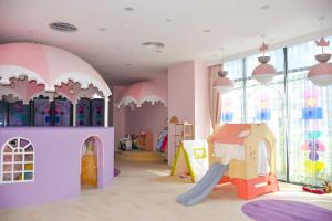 O clube infantil de The Qube Hotel Shanghai Sanjiagang - Offer Pudong International Airport and Disney shuttle
