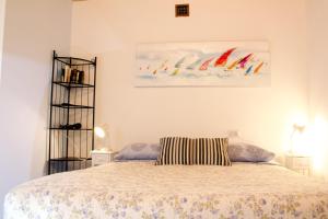 Säng eller sängar i ett rum på LA MAGNOLIA Guests House