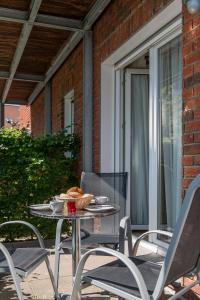 uma mesa com um prato de comida num pátio em Haus Seemuschel _ Fewo 4 em Cuxhaven