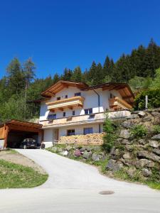 una casa en una colina con entrada en Ferienwohnung Schiestl, en Zell am Ziller