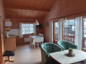 a living room with a table and some chairs at Magalaupe Camping in Oppdal
