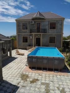 uma casa com uma piscina em frente em Cozy House in Bina, Bolluq em Baku