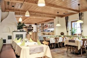 Reštaurácia alebo iné gastronomické zariadenie v ubytovaní Hotel Aschauer Hof z'Fritzn