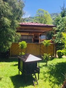 een picknicktafel in een tuin met een tuinhuisje bij Vacation Home Nukri in Gonio