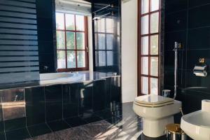 A bathroom at Pyrgi Spetses