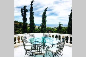 A balcony or terrace at Pyrgi Spetses