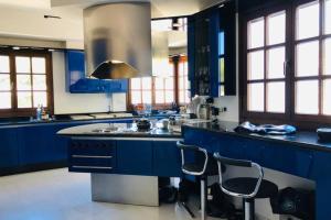 A kitchen or kitchenette at Pyrgi Spetses