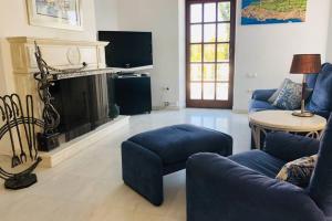 A kitchen or kitchenette at Pyrgi Spetses