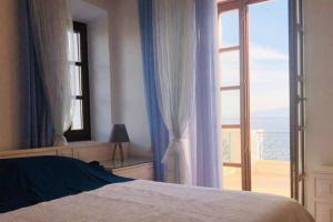 A bed or beds in a room at Pyrgi Spetses Még 37 kép