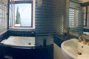 A bathroom at Pyrgi Spetses