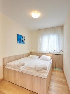 クックスハーフェンにあるHaus Seemuschel _ Fewo 8の窓付きの客室で、白い大型ベッド1台が備わります。