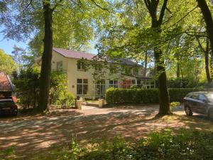 a house with a car parked in front of it at In de aap gelogeerd in Apeldoorn