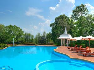 Bazén v ubytování MonPanaNont Wellness Resort & Spa - SHA Extra Plus nebo v jeho okolí
