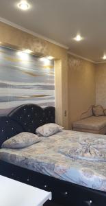 Un pat sau paturi într-o cameră la Mariya Apartment 76