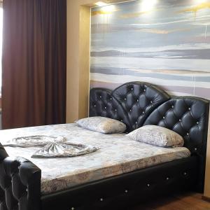 Un pat sau paturi într-o cameră la Mariya Apartment 76