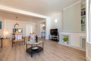 A television and/or entertainment centre at Piso Carles by Sealand Villas