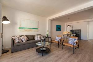 A seating area at Piso Carles by Sealand Villas