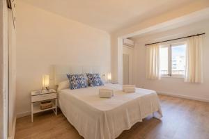 A bed or beds in a room at Piso Carles by Sealand Villas