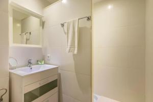 A bathroom at Piso Carles by Sealand Villas Még 11 kép