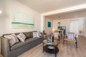 A seating area at Piso Carles by Sealand Villas