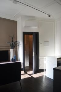 een woonkamer met een bank en een deur bij PALAZZO DELLE SIRENE Deluxe Apartment & Boutique Rooms in Levanto