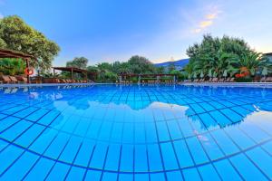 Bazén v ubytování Apollonia Beach Resort & Spa nebo v jeho okolí + 37 fotografií