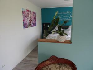 a room with a chair and a potted plant at Dat lütte Nest in Brodersby OT Schönhagen