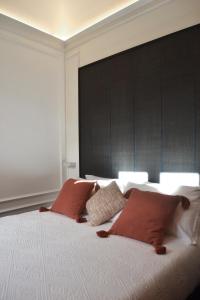 Een bed of bedden in een kamer bij PALAZZO DELLE SIRENE Deluxe Apartment & Boutique Rooms