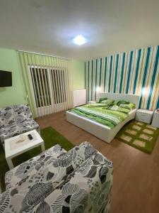 Een bed of bedden in een kamer bij Veliki Raj Plus