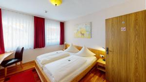 Ein Bett oder Betten in einem Zimmer der Unterkunft Blochums Gasthof Hirsch