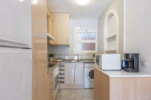 エンプリアブラバにあるApart-rent Apartment Sant Mori 0187のキッチン(白いキャビネット、洗濯機、乾燥機付)