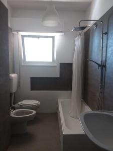 baño con aseo y lavabo y ventana en Panoramic Villa Near The Sea, en Altavilla Milicia