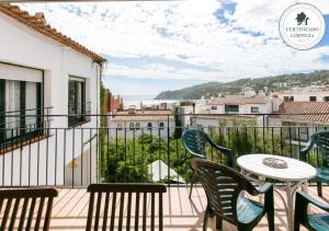 een balkon met een tafel en stoelen en uitzicht bij El Niu in Calella de Palafrugell