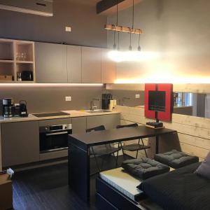 cocina con mesa y escritorio con sillas en Spazio Luna, en Milán